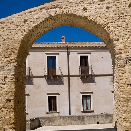 בית הארחה Palazzo Laureano - Dimora Storica 3*