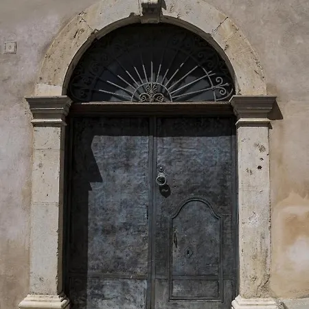 Palazzo Laureano - Dimora Storica 3*