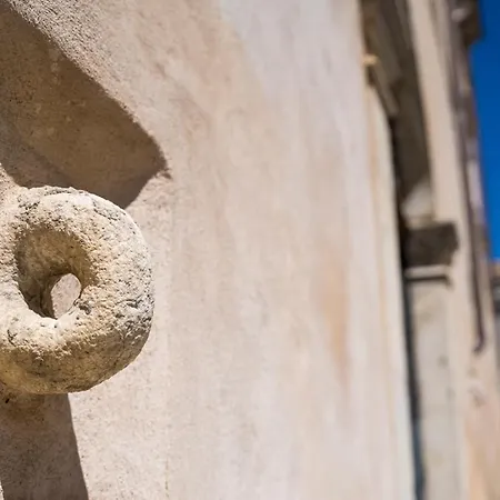 Palazzo Laureano - Dimora Storica 3*