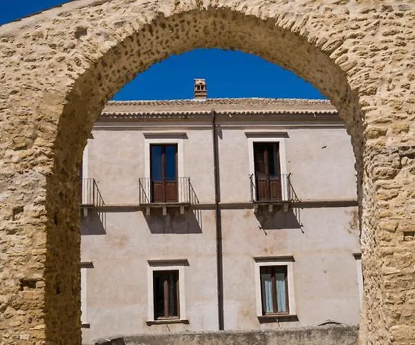 בית הארחה Palazzo Laureano - Dimora Storica 3*