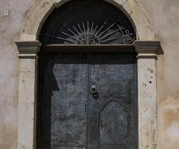 Palazzo Laureano - Dimora Storica 3*